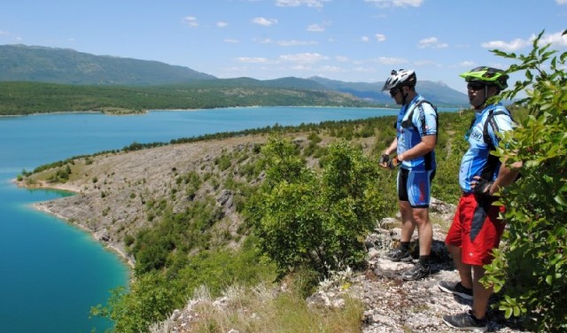Giro in bicicletta nella sorgente del fiume Cetina vicino a Spalato